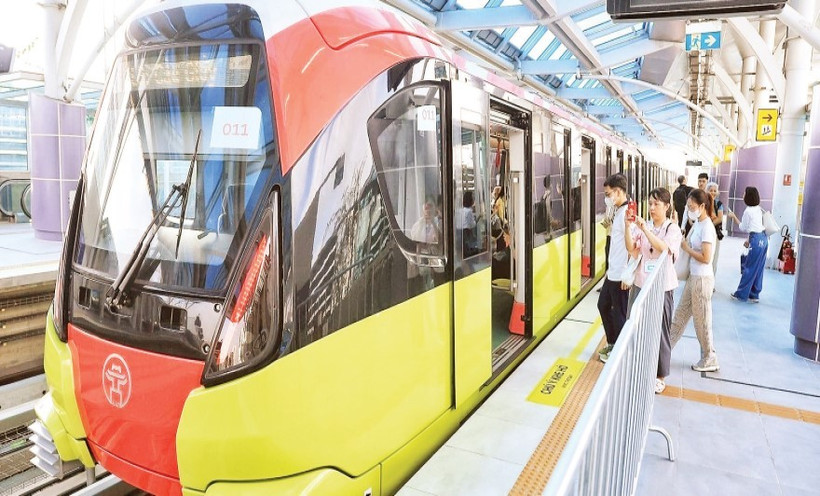 Hành khách lên tàu điện tuyến Nhổn-Ga Hà Nội đoạn trên cao.