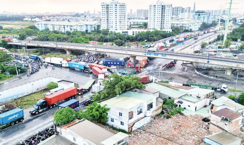 Tiến độ thi công nút giao Mỹ Thủy (thành phố Thủ Đức) ỳ ạch nhiều năm liền, ảnh hưởng đến lưu thông. (Ảnh THẾ ANH)