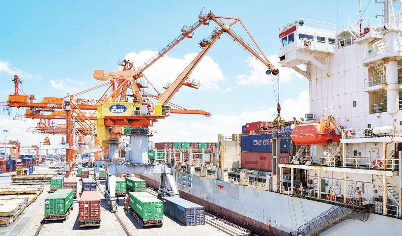 Bốc xếp hàng hóa xuất nhập khẩu tại cảng Hải Phòng. (Ảnh DUY LINH)