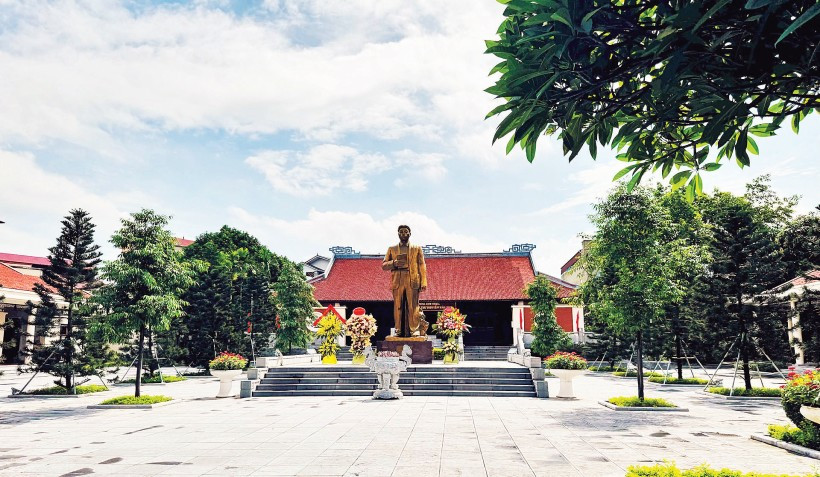 Tượng đài Tổng Bí thư Nguyễn Văn Cừ trong khuôn viên khu lưu niệm.