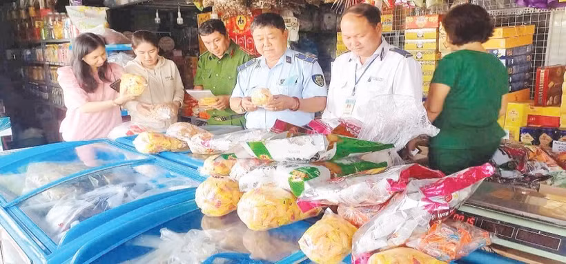 Lực lượng quản lý thị trường thành phố Cần Thơ kiểm tra một cơ sở kinh doanh trên địa bàn.