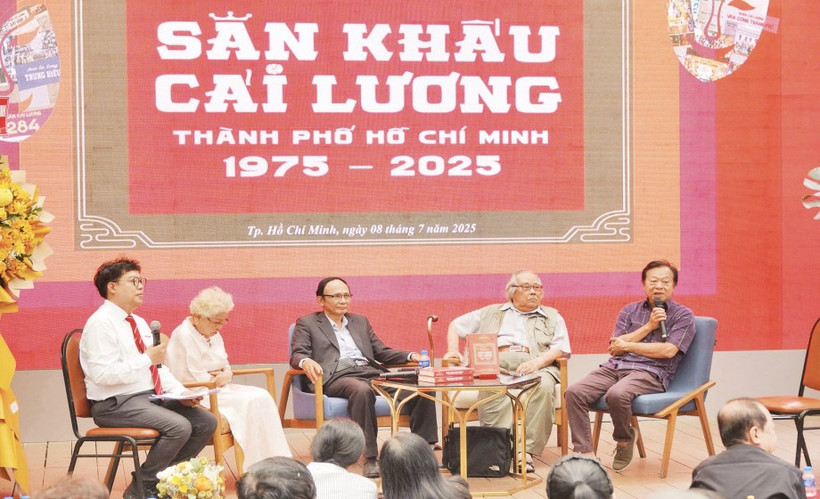 Chương trình giao lưu trong buổi ra mắt cuốn sách “Sân khấu cải lương Thành phố Hồ Chí Minh 1975-2025” do Hội Sân khấu thành phố tổ chức. (Ảnh MẠNH HẢO)