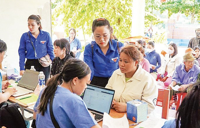 Khám, chữa bệnh, cấp phát thuốc miễn phí cho người dân vùng sâu, vùng xa trên địa bàn. (Ảnh KHOA CHƯƠNG)