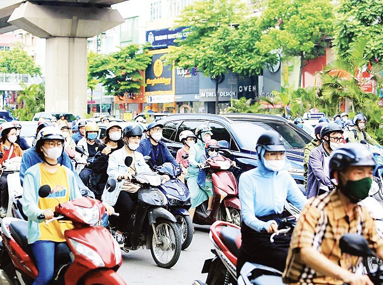 Hà Nội đang thực hiện nhiều giải pháp để chuyển đổi xe máy chạy xăng sang phương tiện xanh trong Vành đai 1. (Ảnh THANH HẢI)
