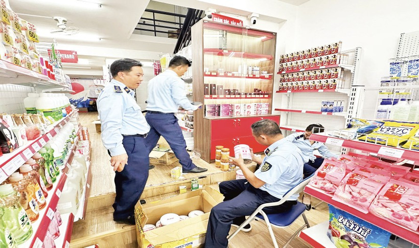 Lực lượng Quản lý thị trường tại Đà Nẵng kiểm tra các cơ sở kinh doanh để kịp thời ngăn chặn hàng giả, hàng kém chất lượng. (Ảnh QUẢN LÝ THỊ TRƯỜNG ĐÀ NẴNG CUNG CẤP)