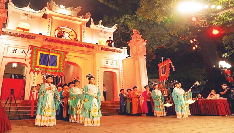 Tour đêm Tiếng chuông Trấn Vũ (đền Quán Thánh) đang thu hút sự quan tâm của đông đảo công chúng.