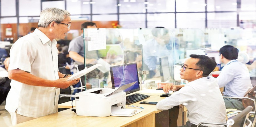 Người dân đến làm thủ tục hành chính tại Trung tâm hành chính công tỉnh Đồng Nai.