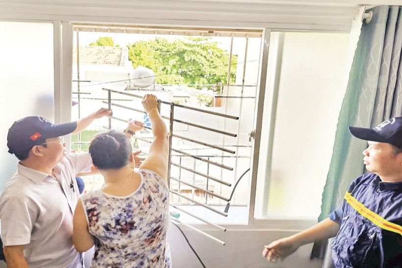 Cán bộ cơ quan chức năng phường Bình Quới thực hiện tháo gỡ “chuồng cọp” tại một hộ dân ở chung cư Thanh Đa.
