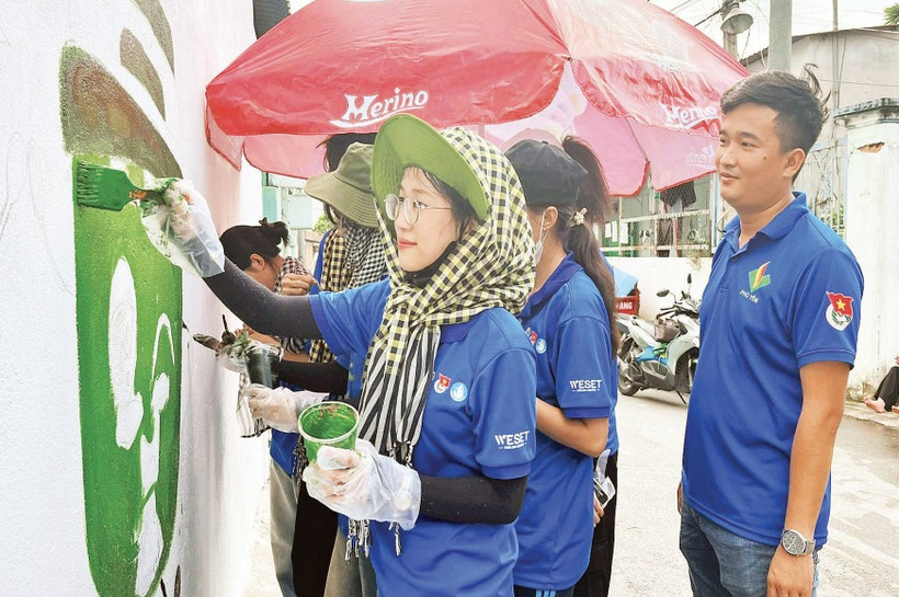 Sinh viên tình nguyện Trường đại học Giao thông vận tải Phân hiệu Thành phố Hồ Chí Minh vẽ tranh cổ động tại hẻm 74 đường làng Tăng Phú (phường Tăng Nhơn Phú).