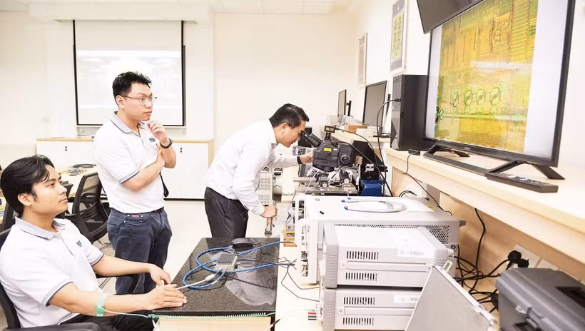 Các nhà khoa học, giảng viên trẻ của Đại học Quốc gia Thành phố Hồ Chí Minh trong một buổi nghiên cứu thiết kế vi mạch.