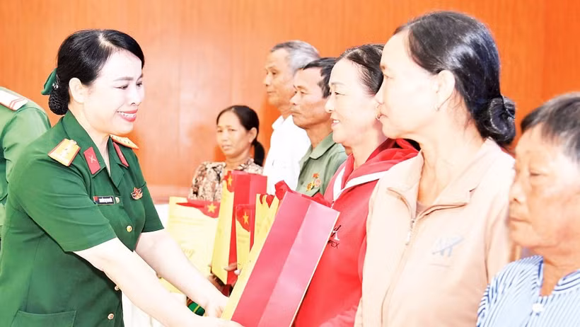 Lãnh đạo Ban Phụ nữ Quân đội trao 100 suất quà tặng gia đình chính sách ở xã Hòn Đất.