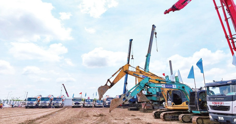 Thiết bị tập kết thi công tại công trường xây dựng Bệnh viện đa khoa Cà Mau quy mô 1.200 giường.