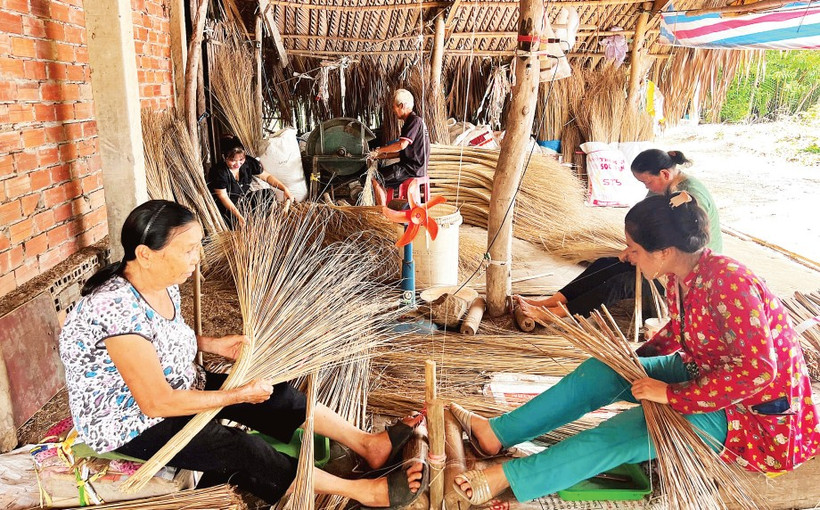 Làng nghề bó chổi Mỹ An tạo việc làm cho nhiều lao động tại địa phương.