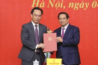 Thủ tướng Phạm Minh Chính trao Quyết định điều động, bổ nhiệm PGS, TS Hoàng Minh Sơn, Thứ trưởng Bộ Giáo dục và Đào tạo giữ chức Chủ tịch Hội đồng, Giám đốc Đại học Quốc gia Hà Nội. (Ảnhh: VNU)