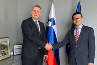 Đại sứ Việt Nam tại Áo và Slovenia Vũ Lê Thái Hoàng (bên phải ảnh) và Bộ trưởng Môi trường, Khí hậu và Năng lượng Slovenia Bojan Kumer