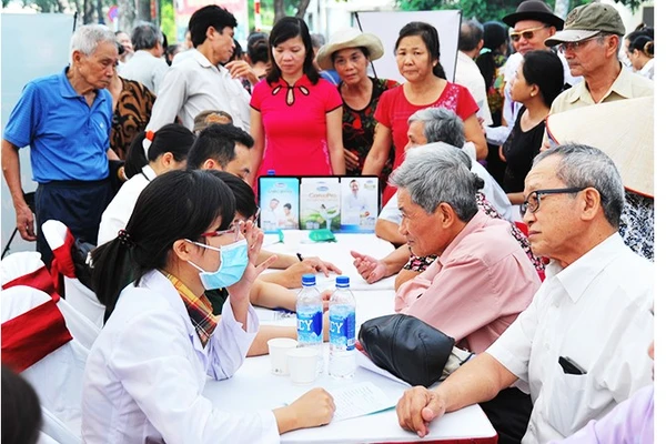 Tư vấn và khám bệnh miễn phí cho người cao tuổi. Ảnh: HẢI NAM
