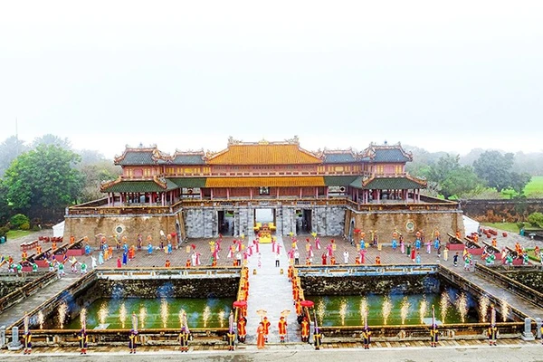 Lầu Ngũ Phụng, Ngọ Môn Huế, nơi 80 năm trước Vua Bảo Đại trao ấn kiếm cho đại diện chính phủ, tuyên bố thoái vị.