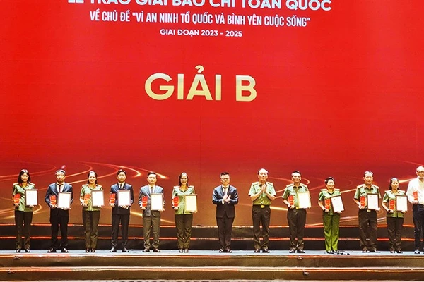 Trao Giải Báo chí "Vì An ninh Tổ quốc và bình yên cuộc sống"