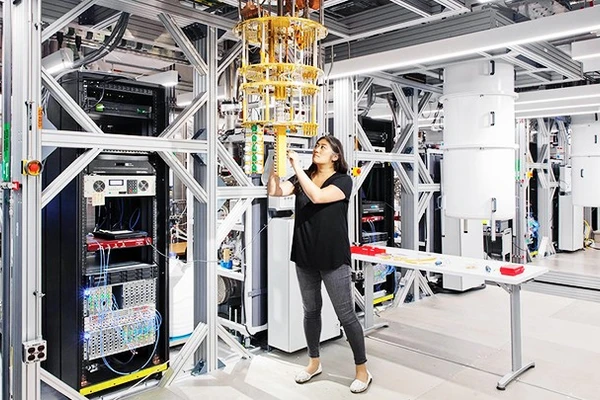 Một hệ thống điện toán lượng tử của Công ty IBM. Ảnh: BLOOMBERG