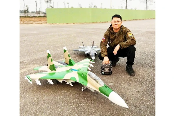 Anh Vũ Long Giang bên mô hình máy bay RC tự thiết kế và sản xuất.