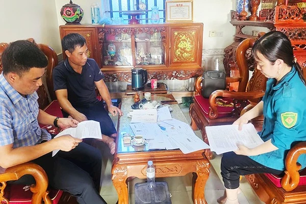 Cán bộ địa chính xã Đồng Thịnh, huyện Sông Lô (Vĩnh Phúc) trao đổi với người dân về việc không được giao đất trúng đấu giá từ năm 2019.