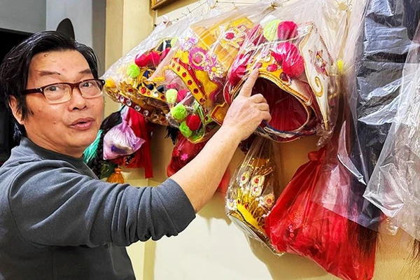 NSƯT Nguyễn Đức Tú giới thiệu về những chiếc mão do ông tạo tác. Ảnh: DƯƠNG NAM