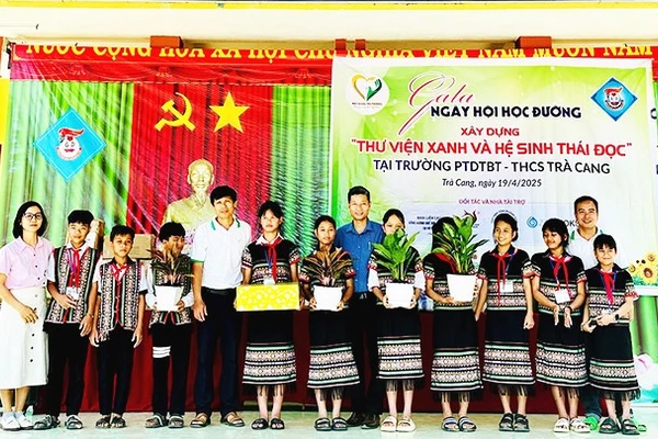 CLB đọc sách Trường phổ thông dân tộc bán trú - THCS Trà Cang ngày ra mắt. Ảnh: NGUYỄN THANH BÌNH