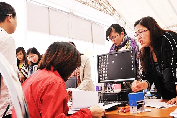 Doanh nghiệp làm thủ tục quyết toán tại Cục Thuế khu vực 1. Ảnh: BẮC SƠN
