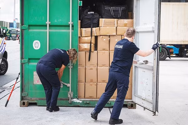 Cảnh sát kiểm tra một container nghi chứa ma túy tại cảng Antwerp. Ảnh: GETTYIMAGES