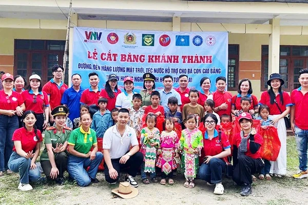 Cộng đồng Tình nguyện Việt Nam hoạt động từ thiện tại Cao Bằng.