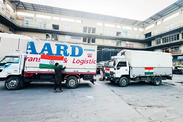 Xe chở đồ cứu trợ được Ấn Độ gửi tới Afghanistan. Ảnh: AP