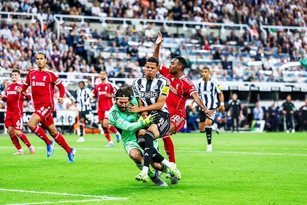 Nhiều bình luận cho rằng, Liverpool đang có vấn đề về hàng phòng ngự.