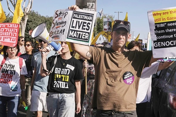 Người dân Israel tuần hành kêu gọi hòa bình. Ảnh: The New York Times
