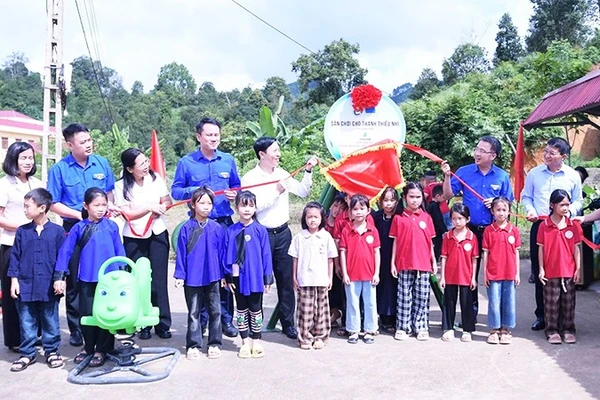 Khánh thành sân chơi cho thiếu nhi tại thôn Còn Kéo, xã Đồng Đăng.