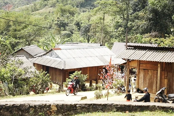 Những bản làng của đồng bào Pa Kô, Vân Kiều dọc đường biên giới.