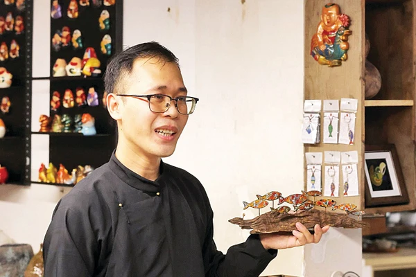 Trương Thanh Tùng giới thiệu sản phẩm pháp lam. 