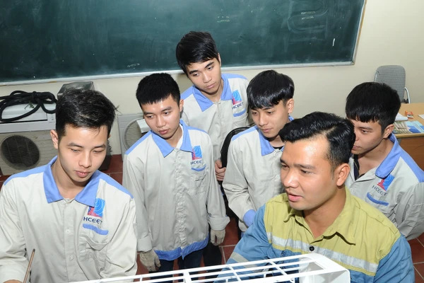 Đào tạo nghề tại Trường cao đẳng Điện lạnh Hà Nội. Ảnh: HẢI NAM