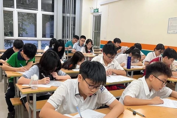 Các sĩ tử lớp 9 miệt mài ôn luyện cho Kỳ thi vào lớp 10.