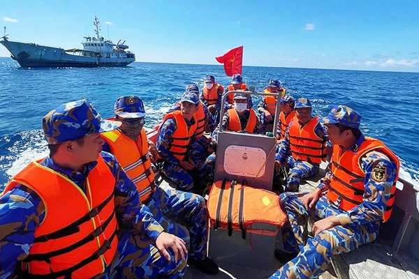 Cán bộ, chiến sĩ tàu 740 (Hải đoàn 129, Quân chủng Hải quân) được chở tới Nhà giàn DK1/20 để thực hiện bỏ phiếu sớm.