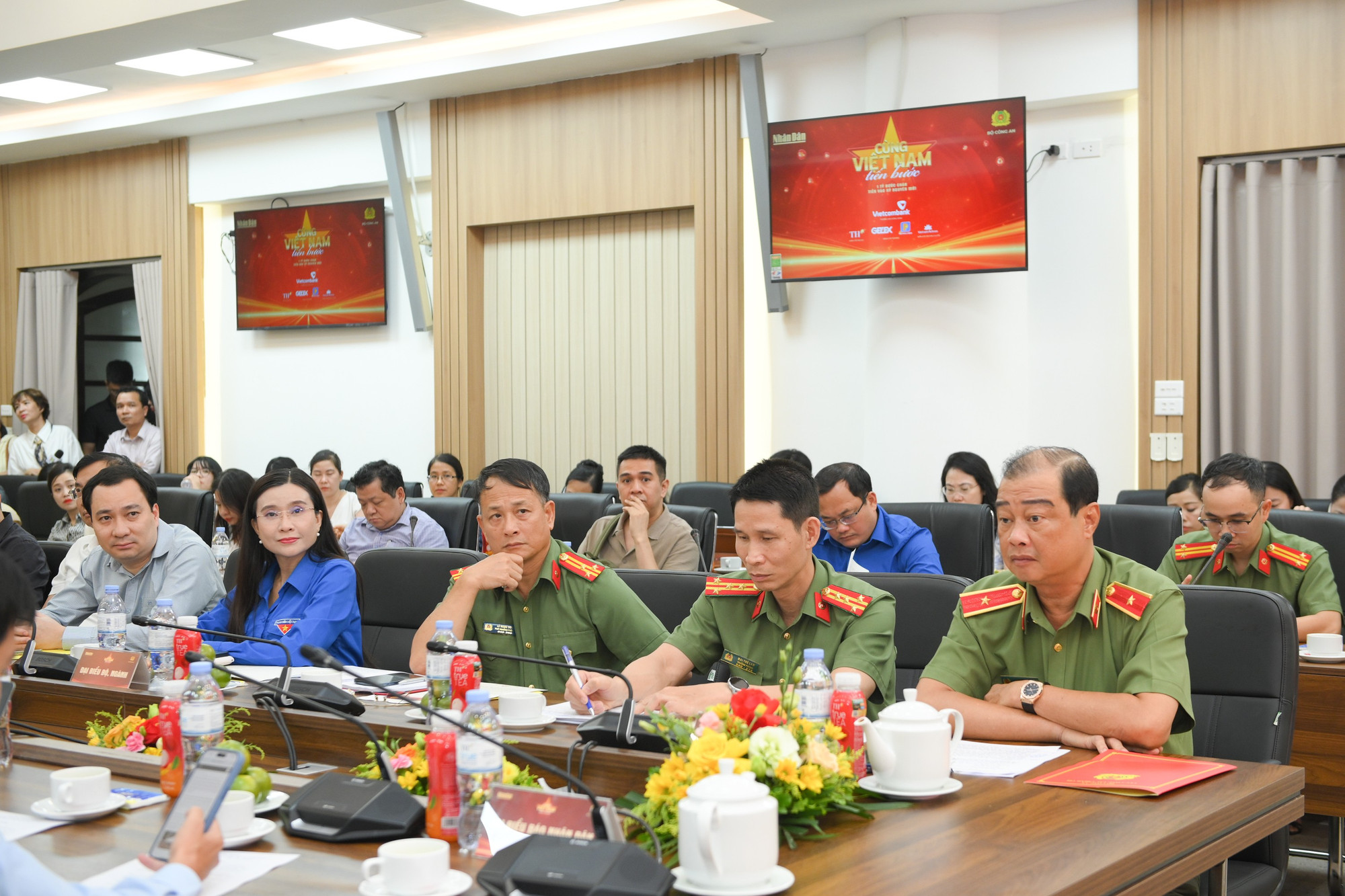 Đồng chí Lê Quốc Minh cho biết: Trên cổng đăng ký một tuần qua đã có khoảng 160 triệu bước chân, đạt 1/7 số bước chân mong muốn. Ngày 16/8, trước khi tiến hành sự kiện đi bộ trên toàn quốc sẽ có màn kết nối với Lễ thượng cờ trước Lăng Bác, tại 33 tỉnh, thành phố. hop-bao-cung-vn-tien-buoc-9759.jpg
