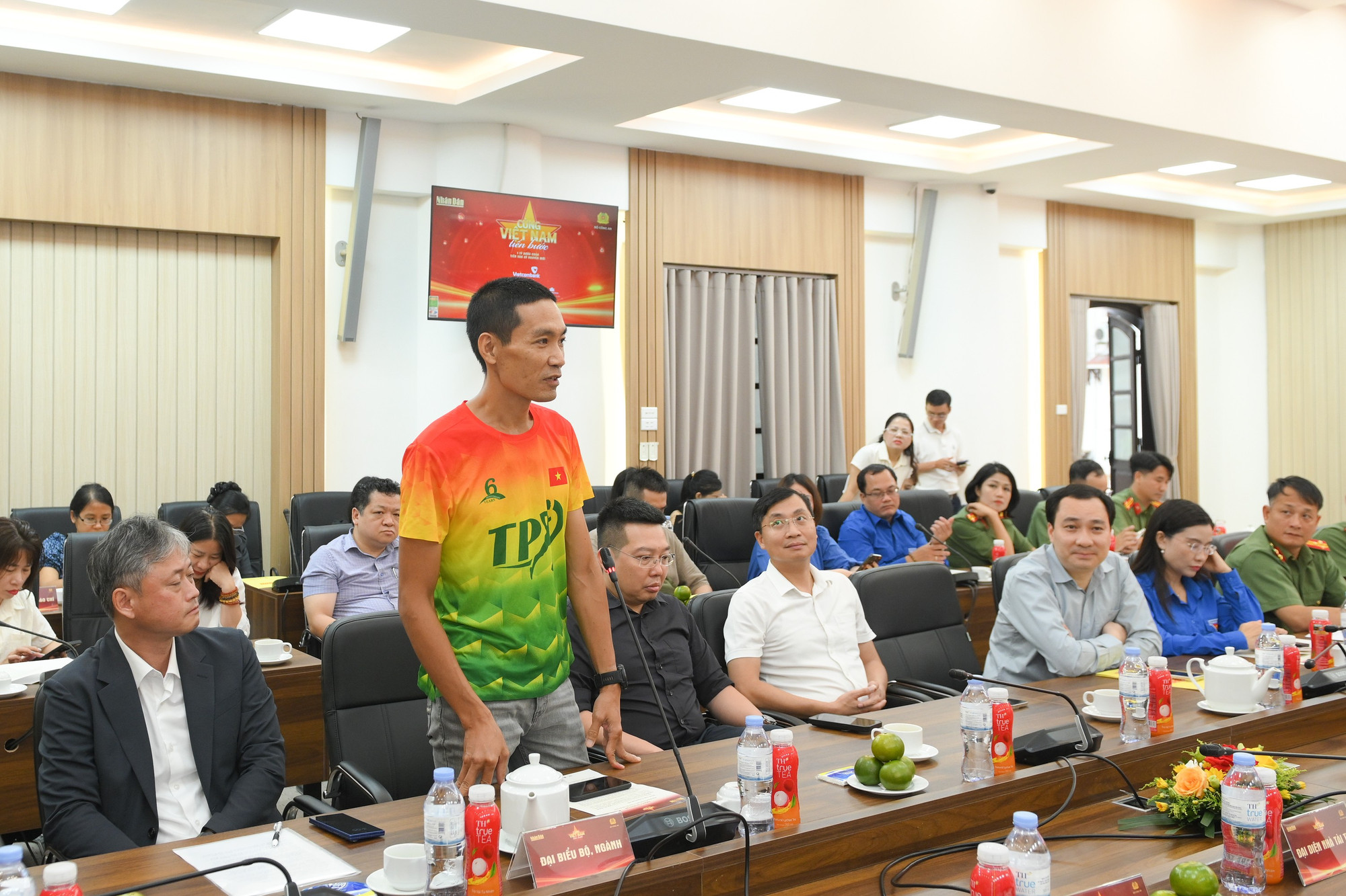 Ông Đỗ Ngọc Dương, Chủ tịch Câu lạc bộ Hội chạy Công viên Thống Nhất TPR chia sẻ, khi tiếp cận với sự kiện qua mạng xã hội, ông đã choáng ngợp với quy mô của sự kiện. Hội chạy Công viên Thống Nhất TPR sẽ nhiệt tình tham gia và đóng góp tình nguyện viên cho chương trình. hop-bao-cung-vn-tien-buoc-0052.jpg