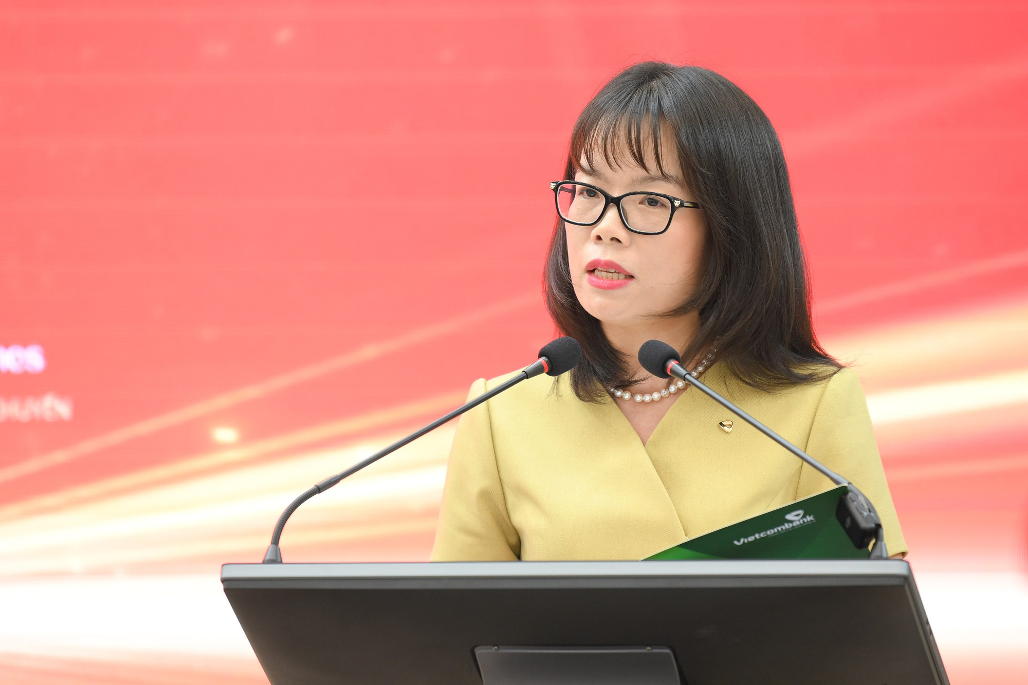 Bà Đoàn Hồng Nhung, thành viên Ban Điều hành, Giám đốc Khối Bán lẻ, Ngân hàng TMCP Ngoại Thương Vietcombank - Thương hiệu đồng hành của hoạt động đi bộ toàn quốc "Cùng Việt Nam tiến bước" chia sẻ tại buổi họp báo. Thông qua hành trình "1 tỷ bước xanh", Vietcombank không chỉ hưởng ứng lời hiệu triệu 34 tỉnh, thành phố gắn kết, lan tỏa tinh thần rèn luyện thể thao và bảo vệ môi trường mà còn trực tiếp góp phần kết nối triệu trái tim Việt, lan tỏa những giá trị nhân văn, tiếp thêm năng lượng tích cực để cùng đất nước tiến bước vào kỷ nguyên mới. hop-bao-cung-vn-tien-buoc-9910.jpg