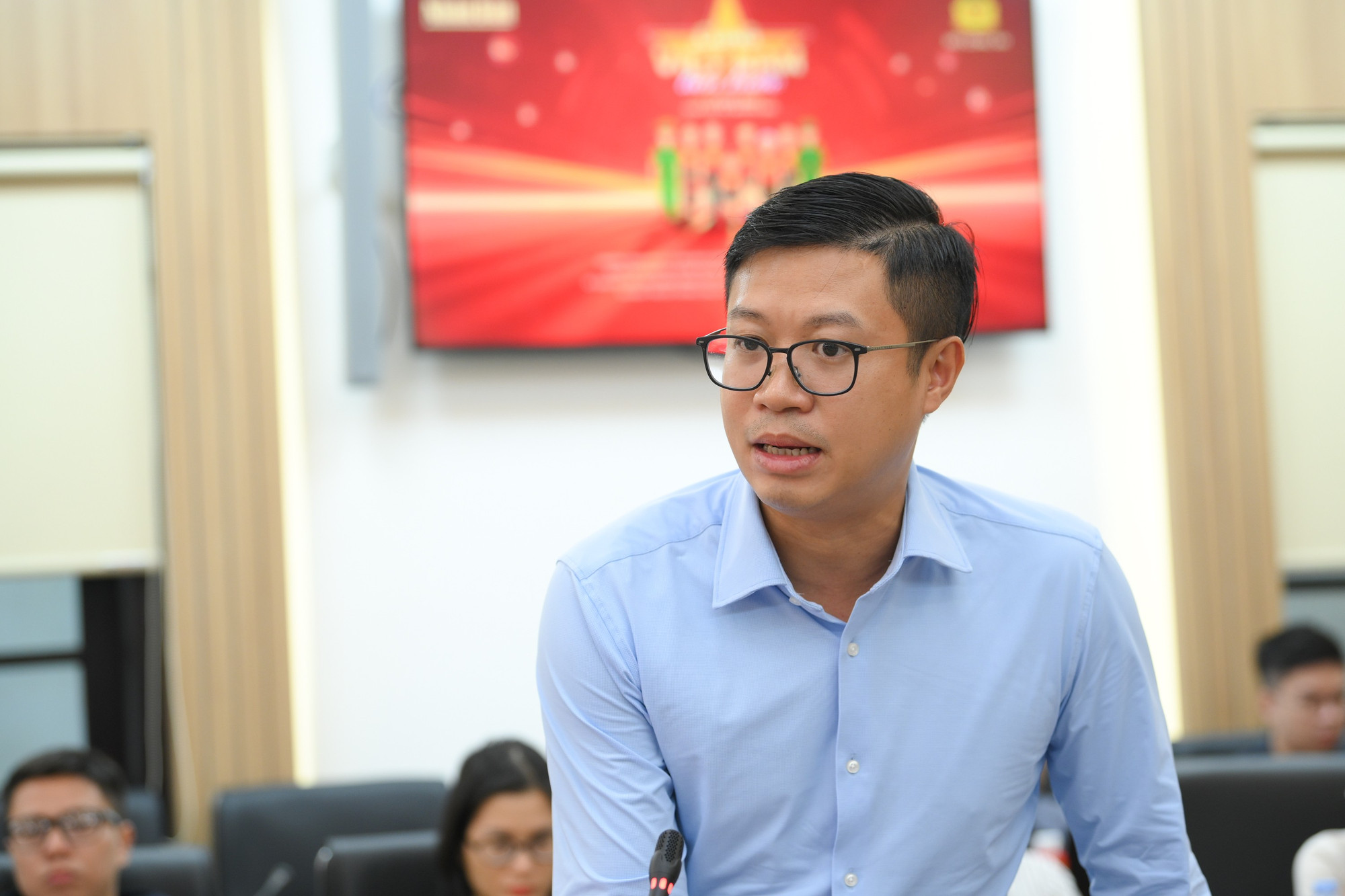 Đỗ Đông Hưng, Trưởng Ban Truyền thông, Tổng Công ty Hàng không Việt Nam chia sẻ: "Chúng tôi vui mừng khi là một trong những nhà tài trợ của chương trình. Chương trình có ý nghĩa thiết thực trong dịp có nhiều sự kiện trọng đại của đất nước. Đặc biệt điều này rất phù hợp với thông điệp của Vietnam Airlines, nhân dịp kỷ niệm 30 năm kỷ niệm thành lập Tổng Công ty". Ông Đỗ Đông Hưng bày tỏ, Vietnam Airlines mong muốn lan toả thông điệp của chương trình qua hệ thống truyền thông của mình. Đồng thời cũng cam kết, các hoạt động của Vietnam Airlines sẽ kết nối chương trình với bạn bè quốc tế khi đến Việt Nam. hop-bao-cung-vn-tien-buoc-0128.jpg
