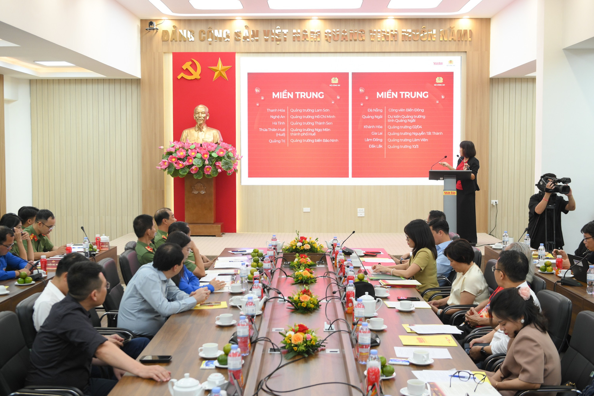 Đặc biệt, vào lúc 6 giờ đến 7 giờ 30 phút sáng 16/8, người dân tại 34 tỉnh, thành phố với 3.321 xã, phường, đặc khu hành chính sẽ đồng loạt khoác áo đỏ sao vàng, hát vang Quốc ca và cùng bước đi vì một Việt Nam đoàn kết, mạnh mẽ và bền vững. hop-bao-cung-vn-tien-buoc-9978.jpg
