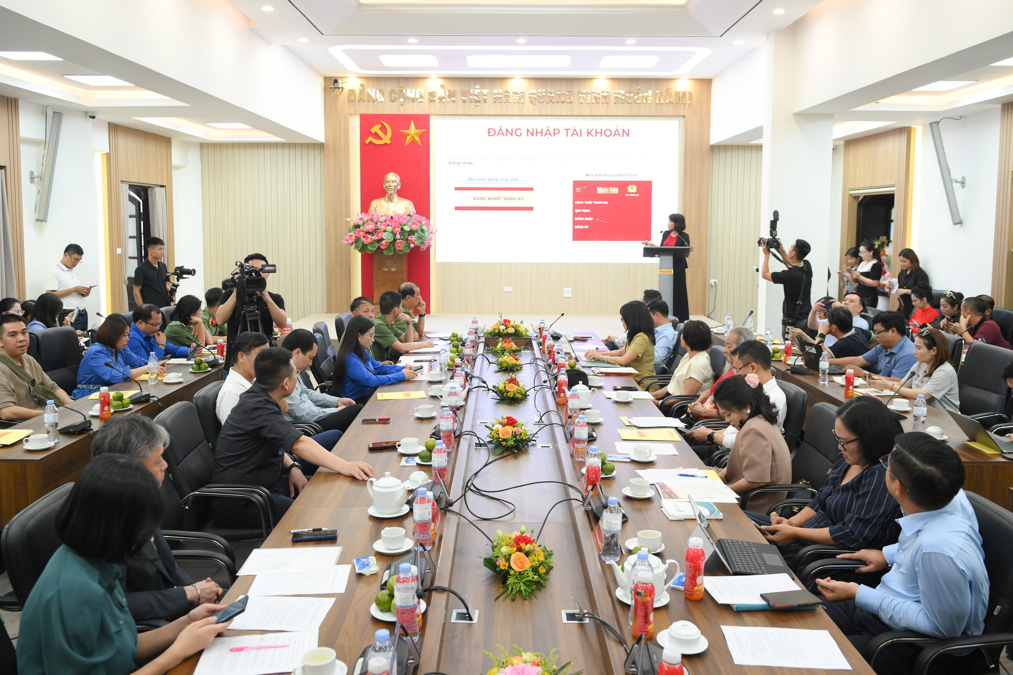 Đại diện Ban Tổ chức thông tin về hoạt động đi bộ toàn quốc "Cùng Việt Nam tiến bước". Hoạt động diễn ra từ ngày 25/7 đến 16/8/2025, người dân cả nước có thể đăng ký trực tuyến và đi bộ mỗi ngày, cùng đóng góp vào hành trình “1 tỷ bước chân tiến vào kỷ nguyên mới”. hop-bao-cung-vn-tien-buoc-9937.jpg