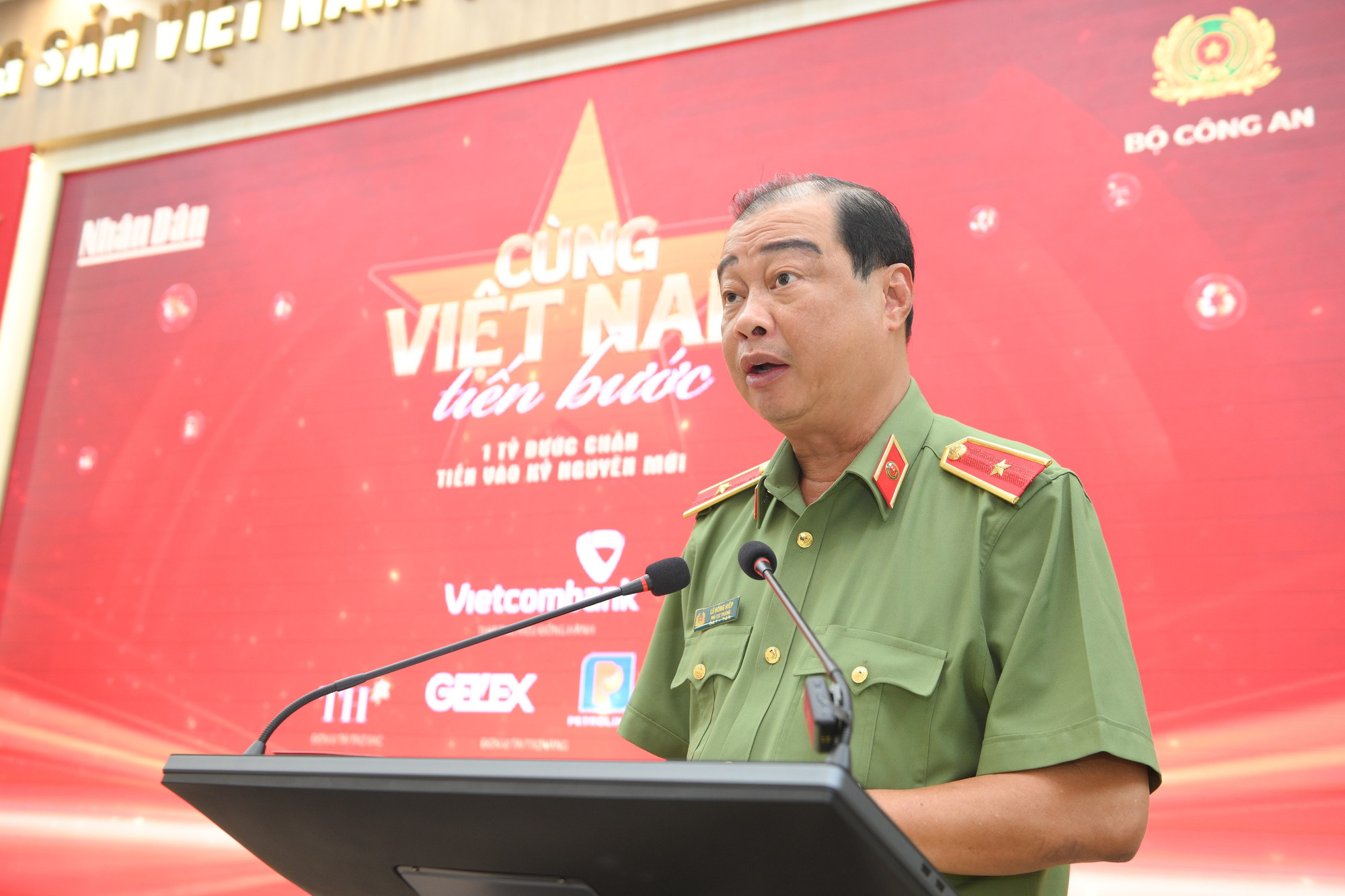 Thiếu tướng Lê Hồng Hiệp, Phó Cục trưởng Cục Công tác chính trị, Bộ Công an chia sẻ, thời gian vừa qua, các đơn vị trực thuộc Bộ Công an và công an ở các địa phương trên toàn quốc đã đồng loạt phát động triển khai công tác chuẩn bị, phối hợp tổ chức và tham gia hoạt động. Đây là một trong những hoạt động cụ thể, thiết thực xây dựng môi trường lành mạnh, nâng cao thể chất, tinh thần vào việc tuyên truyền pháp luật cho người dân; xây dựng phong trào toàn dân bảo vệ an ninh bảo vệ Tổ quốc, góp phần khẳng định với bạn bè quốc tế về một Việt Nam đoàn kết, tiến bộ, trách nhiệm trong cộng đồng quốc tế. hop-bao-cung-vn-tien-buoc-9841.jpg