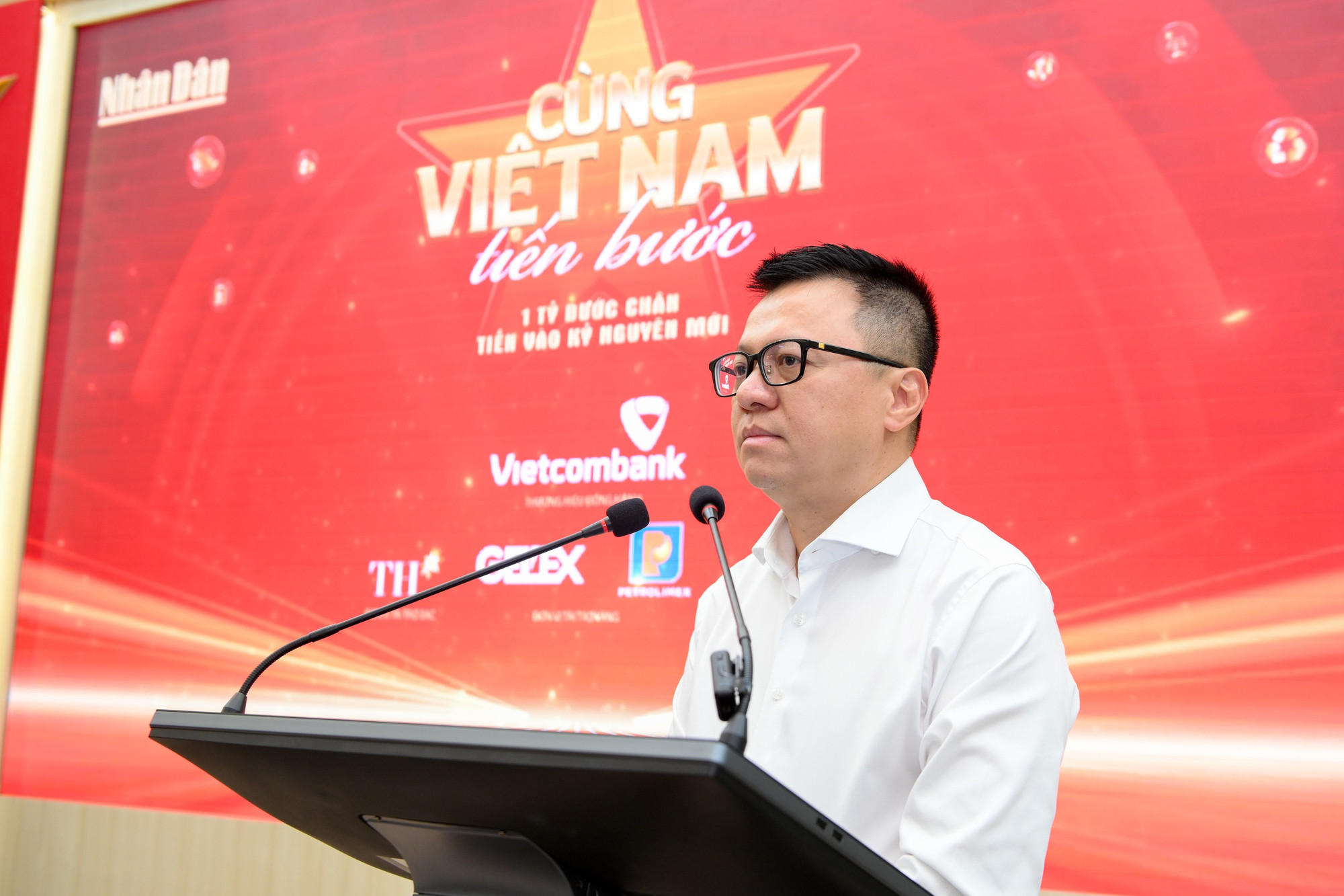 Đồng chí Lê Quốc Minh, Ủy viên Trung ương Đảng, Tổng Biên tập Báo Nhân Dân, Phó Trưởng Ban Tuyên giáo và Dân vận Trung ương, Chủ tịch Hội Nhà báo Việt Nam, Trưởng ban Chỉ đạo hoạt động “Cùng Việt Nam tiến bước” phát biểu tại buổi họp báo. hop-bao-cung-vn-tien-buoc-9675.jpg