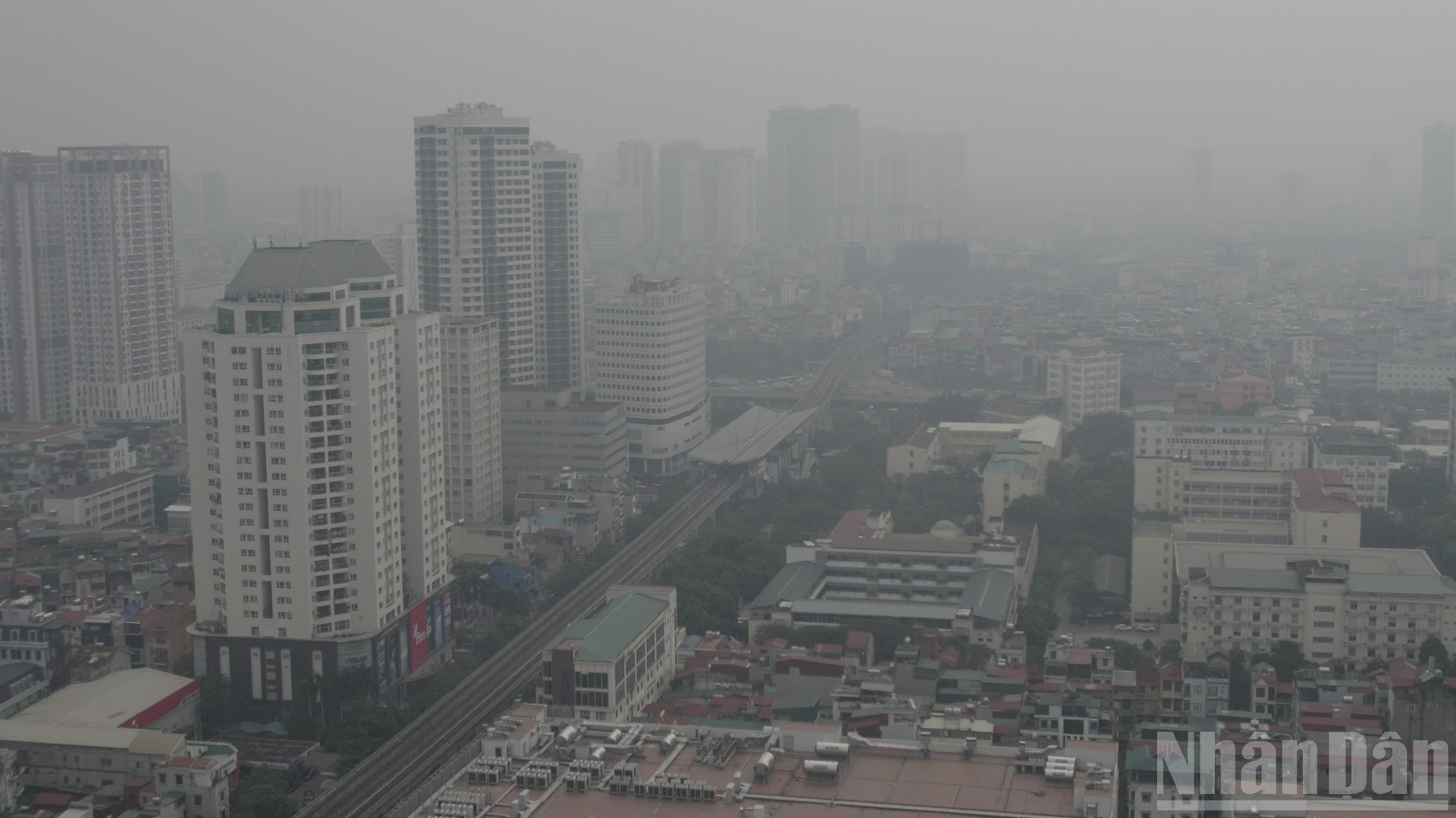 Tình trạng không khí Hà Nội vẫn tiếp tục ở mức rất xấu. (Ảnh: HOÀI AN)