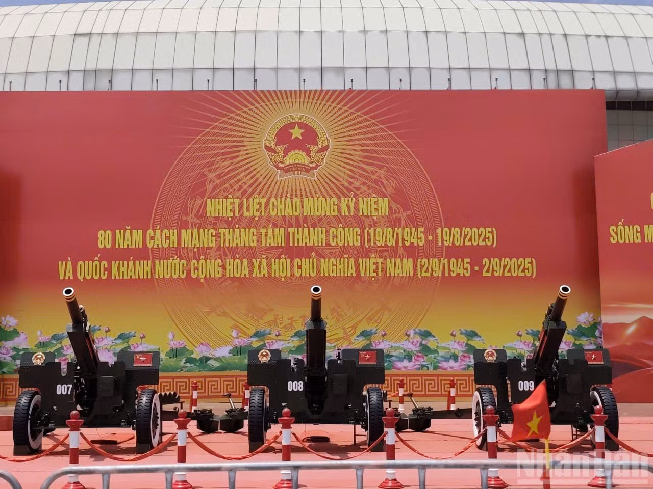 Dàn pháo lễ sẵn sàng "khai hỏa" cho buổi tổng hợp thứ 2 tại sân vận động quốc gia Mỹ Đình. (Ảnh: VĂN THỊNH)