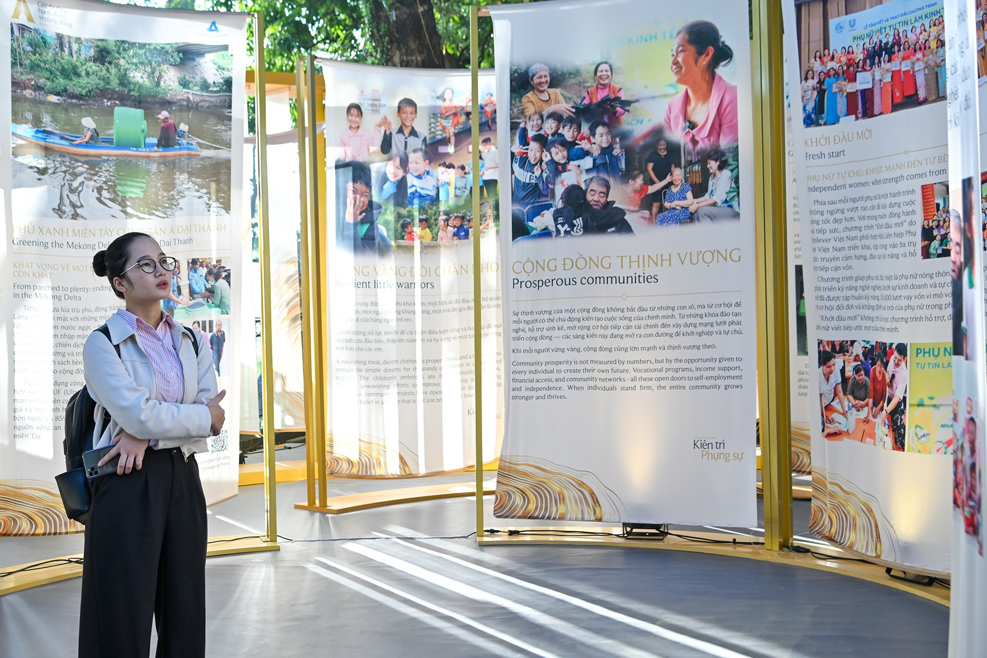 នៅតំបន់តាំងពិពណ៌ គណៈកម្មាធិការរៀបចំបានបែងចែកការតាំងពិពណ៌ជា 10 ក្រុមតាមប្រធានបទ។ kg-dung-1-minh-nu.jpg